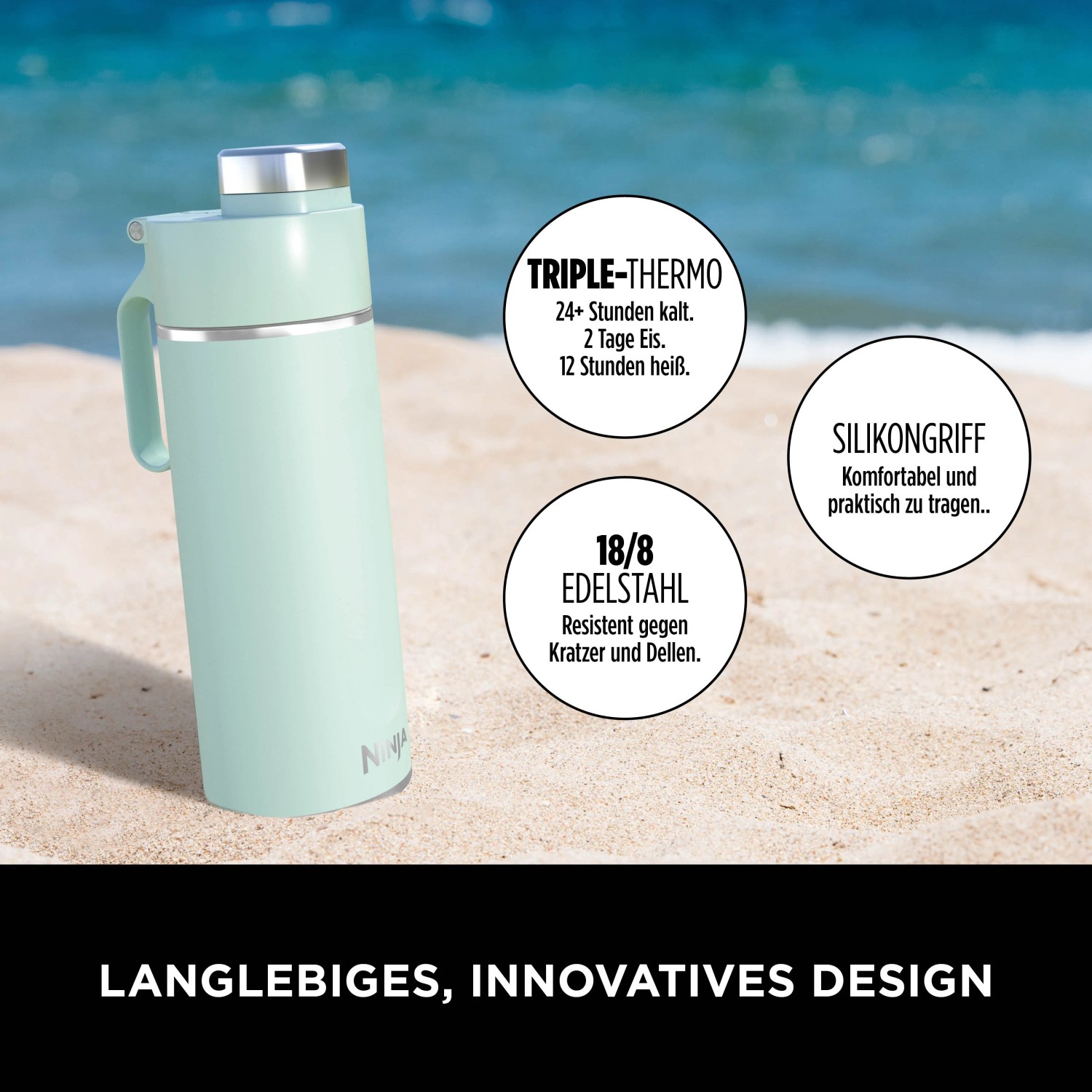 Mintfarbene Ninja Thirsti Trinkflasche (530 ml) aus Edelstahl vor Strandkulisse.