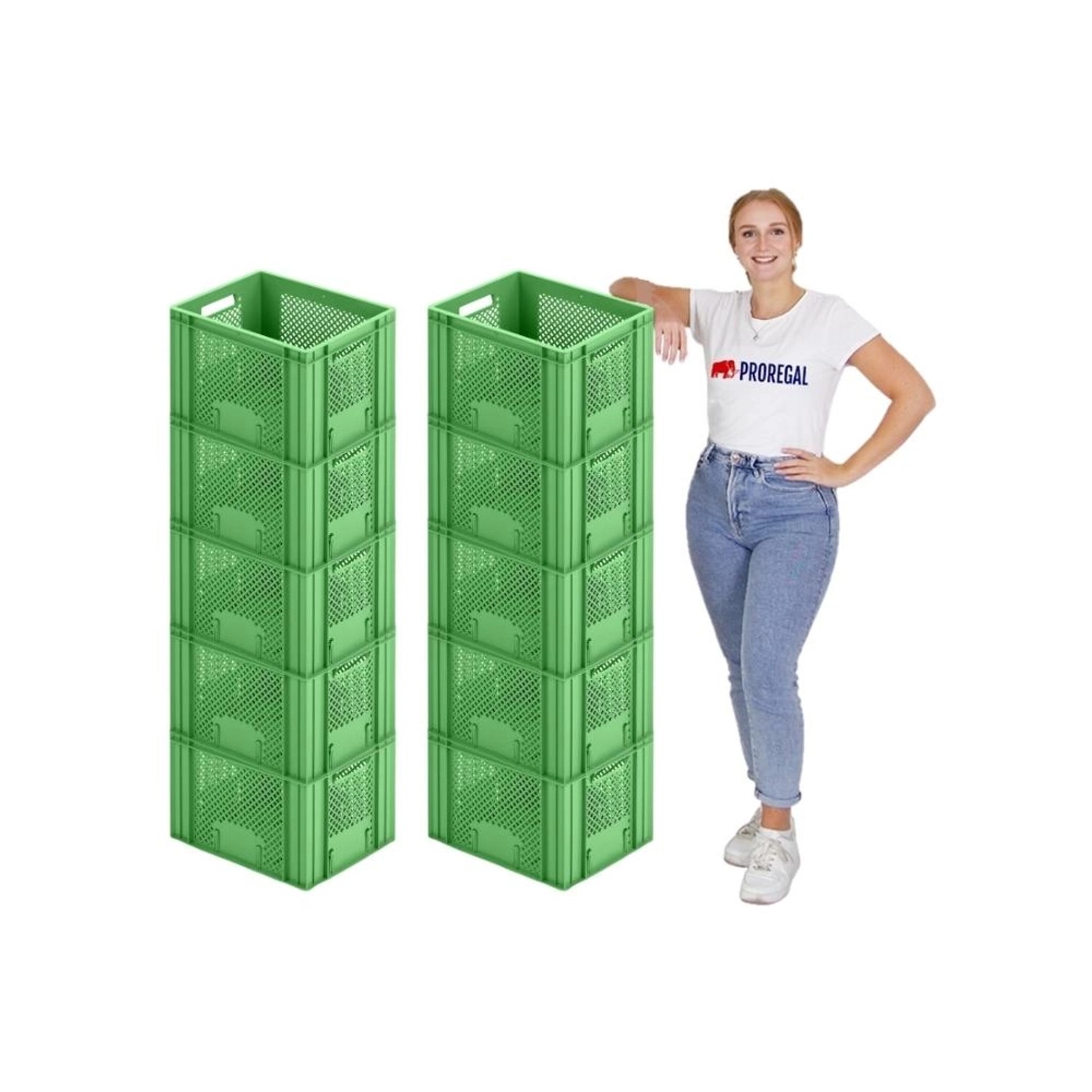 Grüne Eurobehälter Obst- und Gemüsekisten, gestapelt, mit Frau als Größenvergleich.