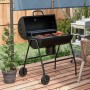 Schwarzer Outsunny Holzkohlegrill mit Deckel, Thermometer und Rädern auf einer Holzterrasse.