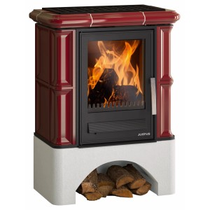 Justus Bavaria Kaminofen in Bordeauxrot mit Keramikverkleidung und Holzscheiten.