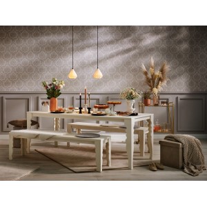 Weiße Keramik Pendelleuchte (120cm) über Esstisch mit Dekoration.