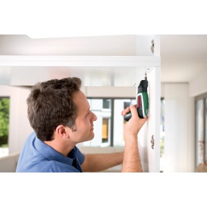 Mann schraubt mit Bosch Ixo Exzenter-Aufsatz randnahe Schraube ein.