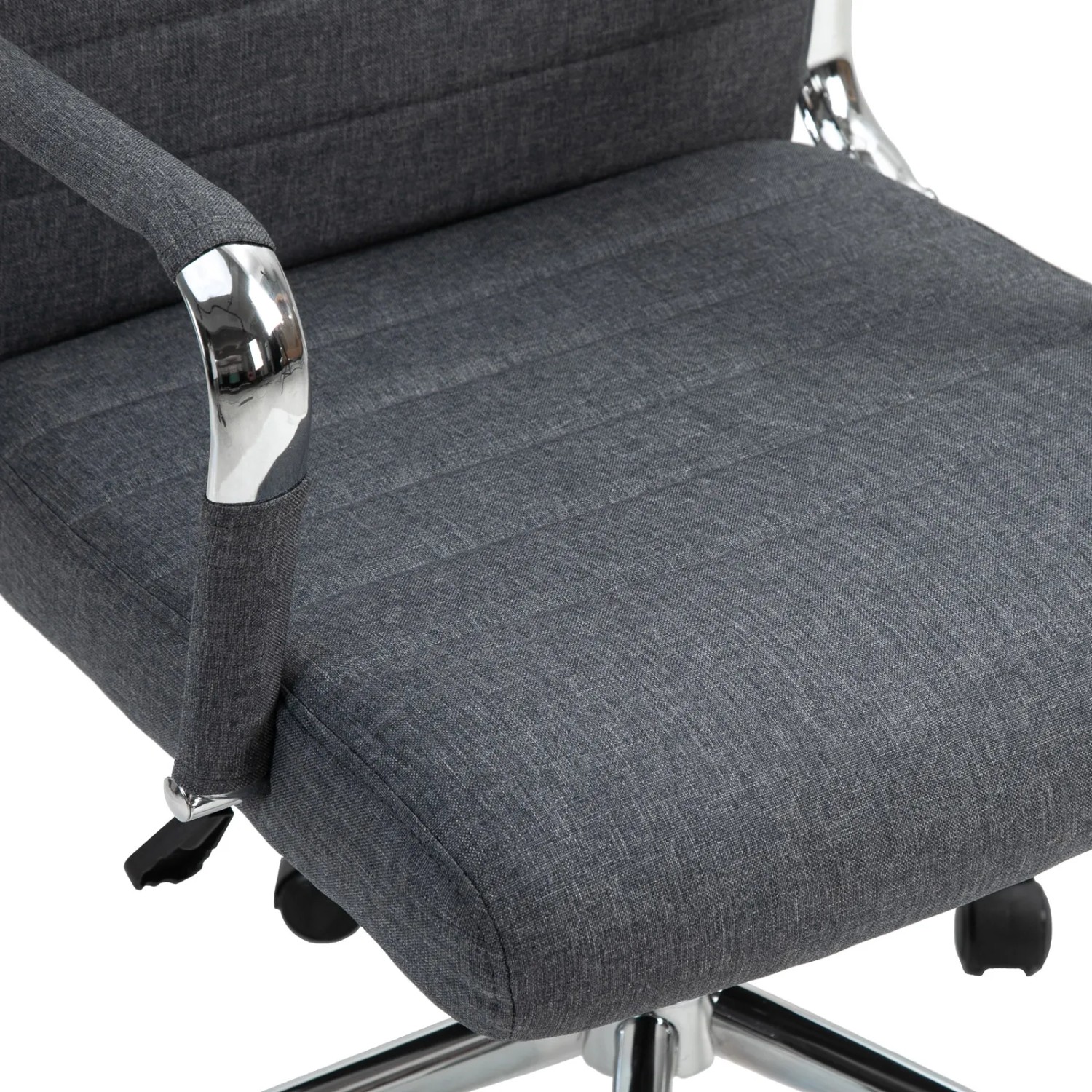 Detailansicht: Dunkelgrauer Svita Office Comfort Bürostuhl mit Stoffbezug und Chrom-Armlehnen.