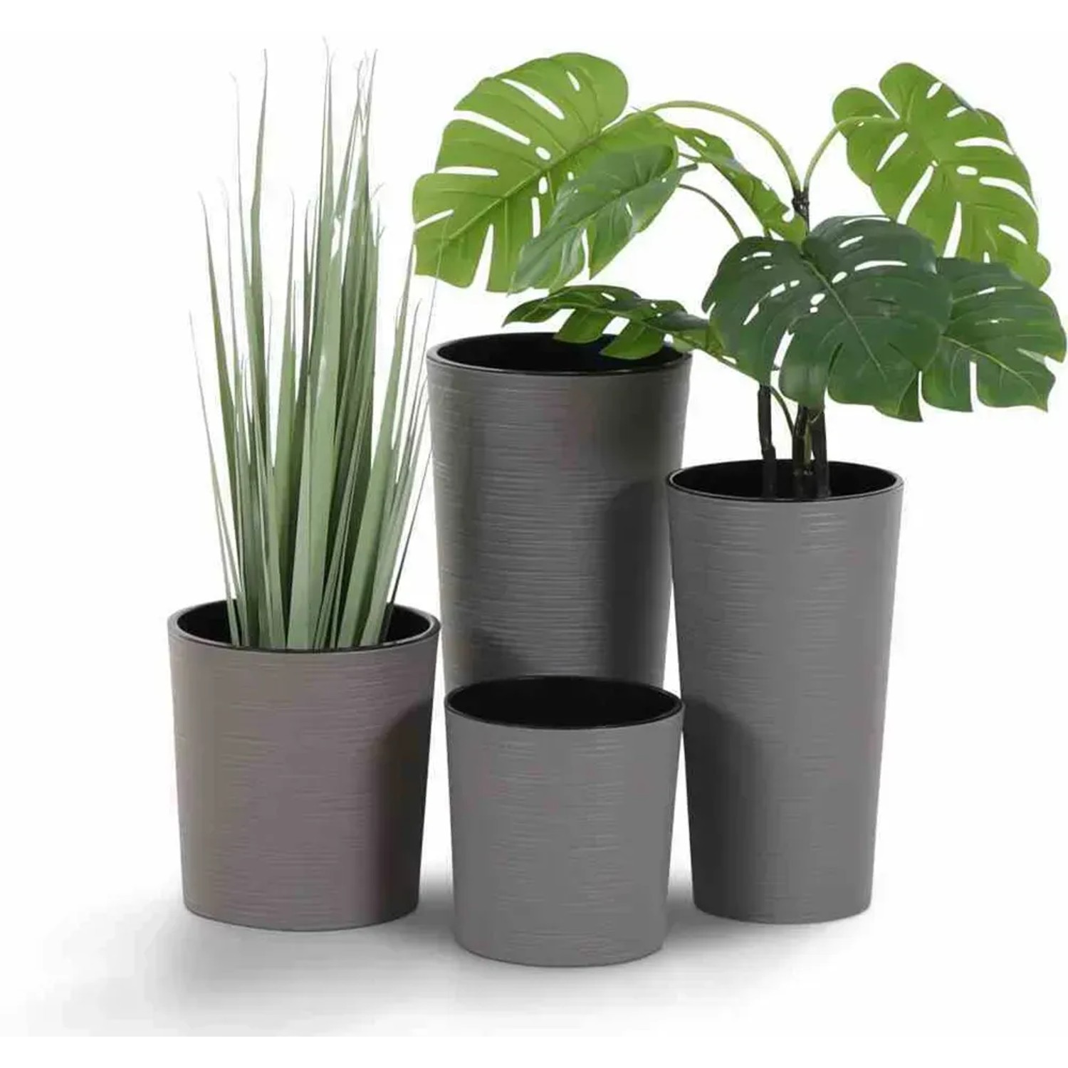Siena Garden Pflanzgefäße Eco Lens, graue Übertöpfe in verschiedenen Größen mit Rillenstruktur.