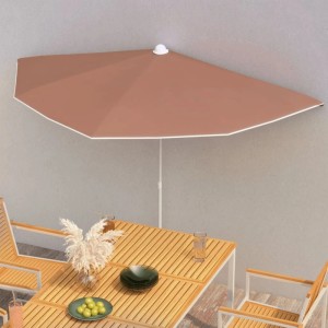 Terrakotta Halb-Sonnenschirm mit Stahlmast, spendet Schatten über Holztisch auf Balkon/Terrasse.