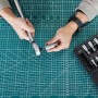 Hände montieren Torx Bit in Drehmomentschlüssel. 13-teiliger Steckschlüsselsatz aus S2 Stahl.