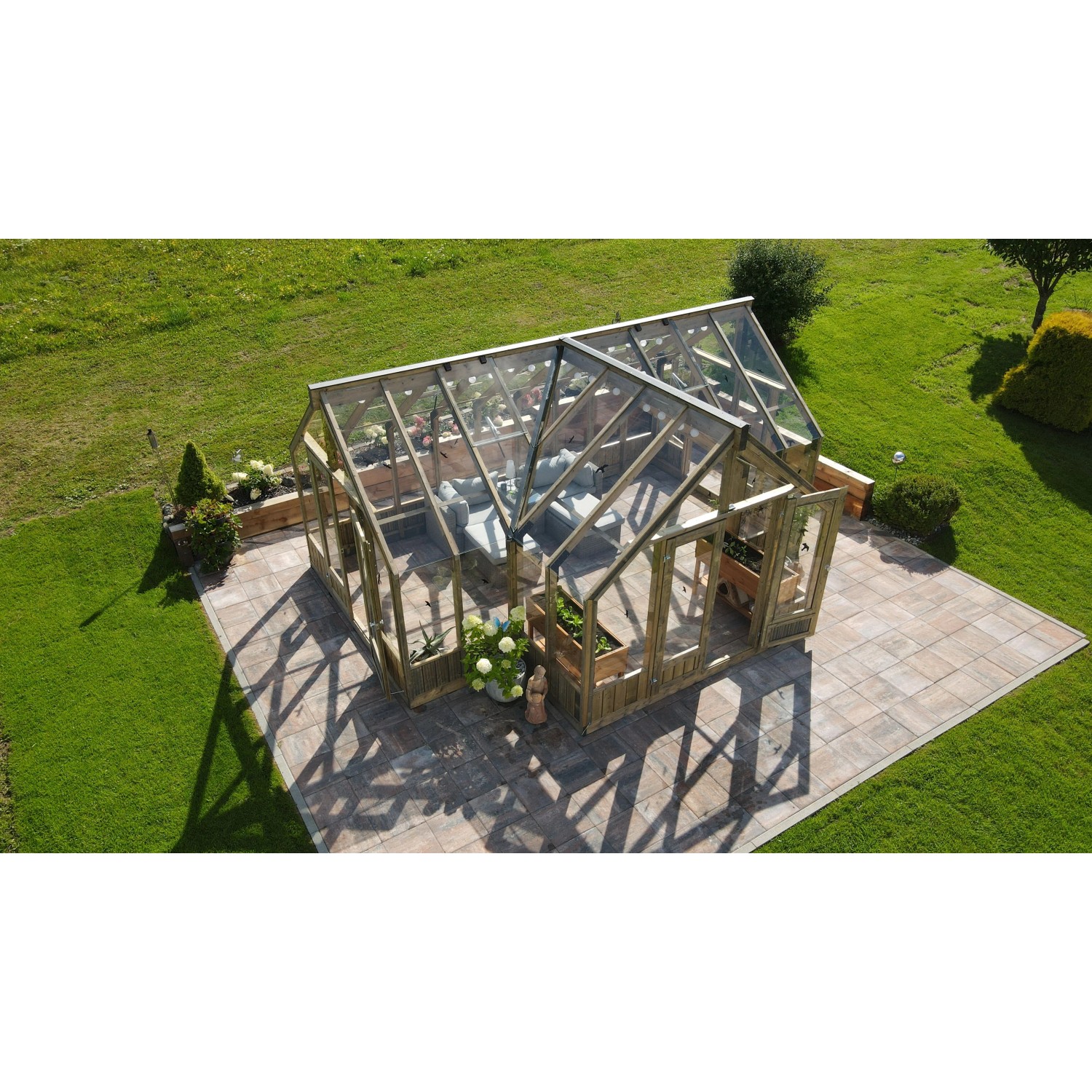Palmako Gewächshaus Emilia 19 Grau, 19,1 m², Holzrahmen, Glas, auf Terrasse im Garten.
