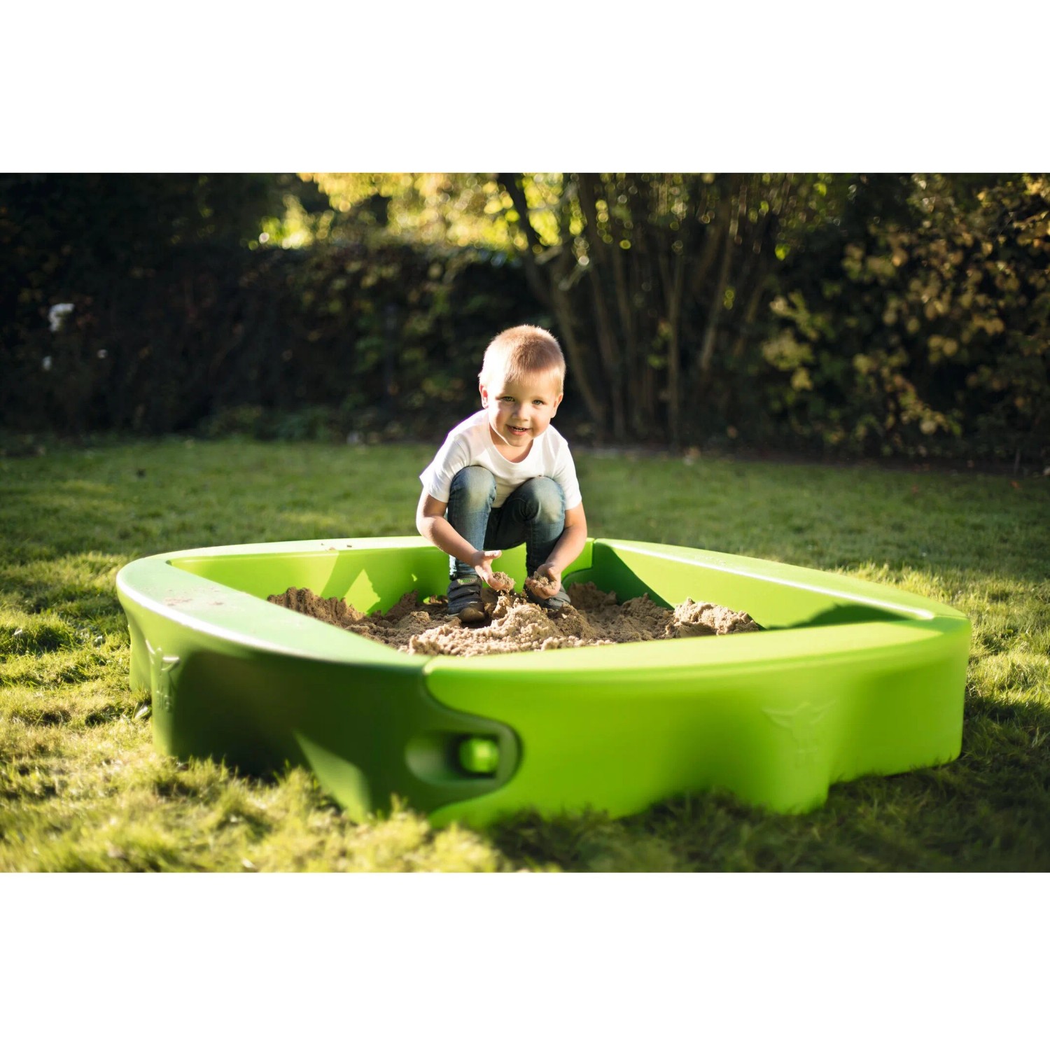 Grüner BIG Sandkasten Sandy mit Kind beim Spielen im Garten, Abdeckung teilweise geöffnet.