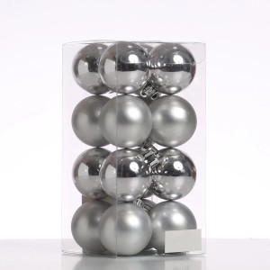 16 silberne Christbaumkugeln (4cm) aus Kunststoff, glänzend und matt, im Set.