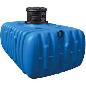 Blauer 4rain Flat M Flachtank 6000 l für die Regenwassernutzung im Garten.