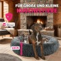 Graues, rundes Tectake Hundebett Maja mit Plüschrand und drei Hunden im Wohnzimmer.