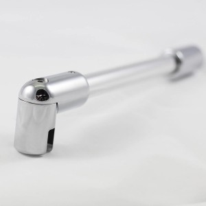 Detailaufnahme: Chromfarbenes Wandanschlussprofil der Breuer Espira Runddusche.