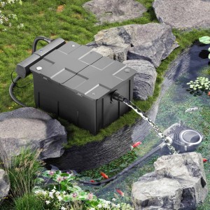 Teichfilterset mit UVC-Klärer, Pumpe und Schlauch. Klares Wasser fließt aus dem Filter in den Teich mit Fischen.