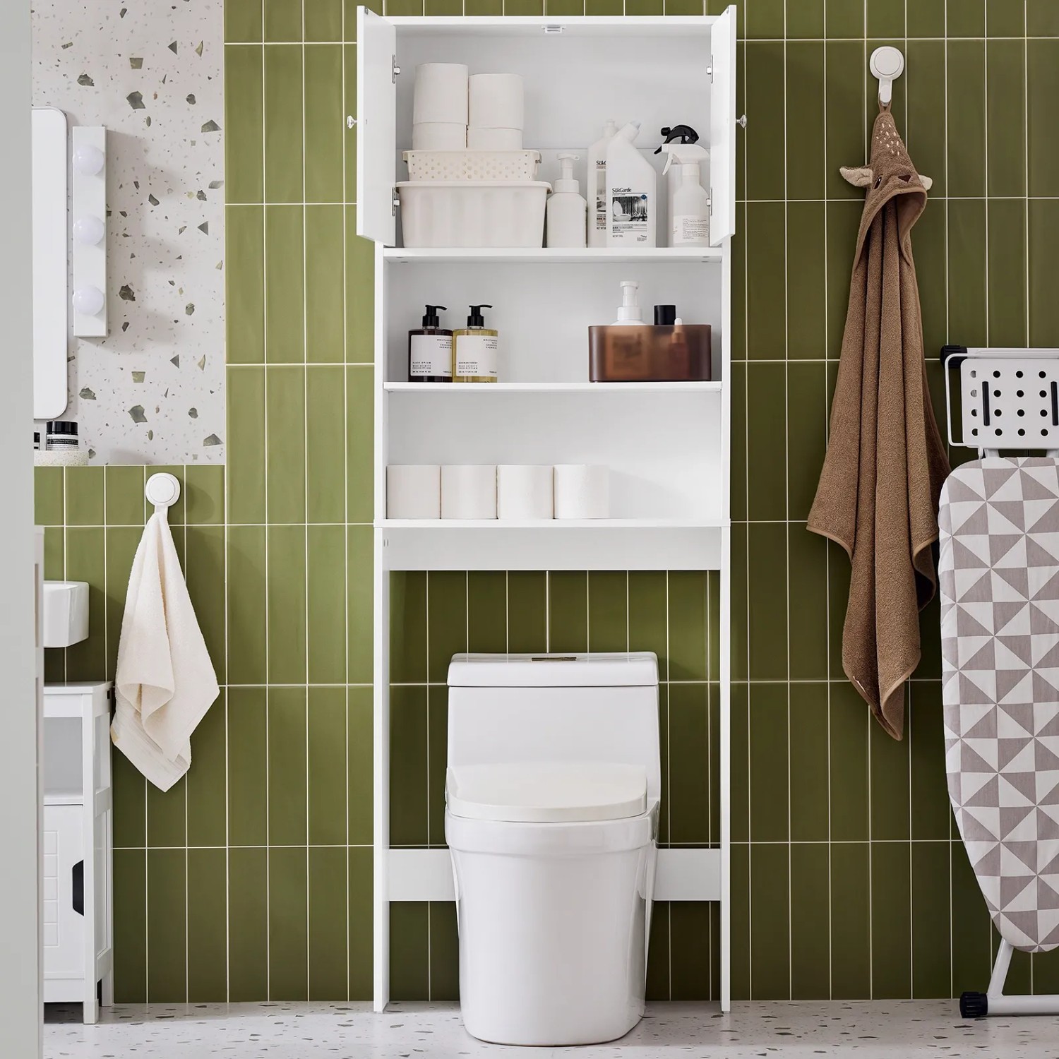 Weißes SoBuy Toilettenregal BZR165-W mit Schrank über der Toilette für mehr Bad Stauraum.
