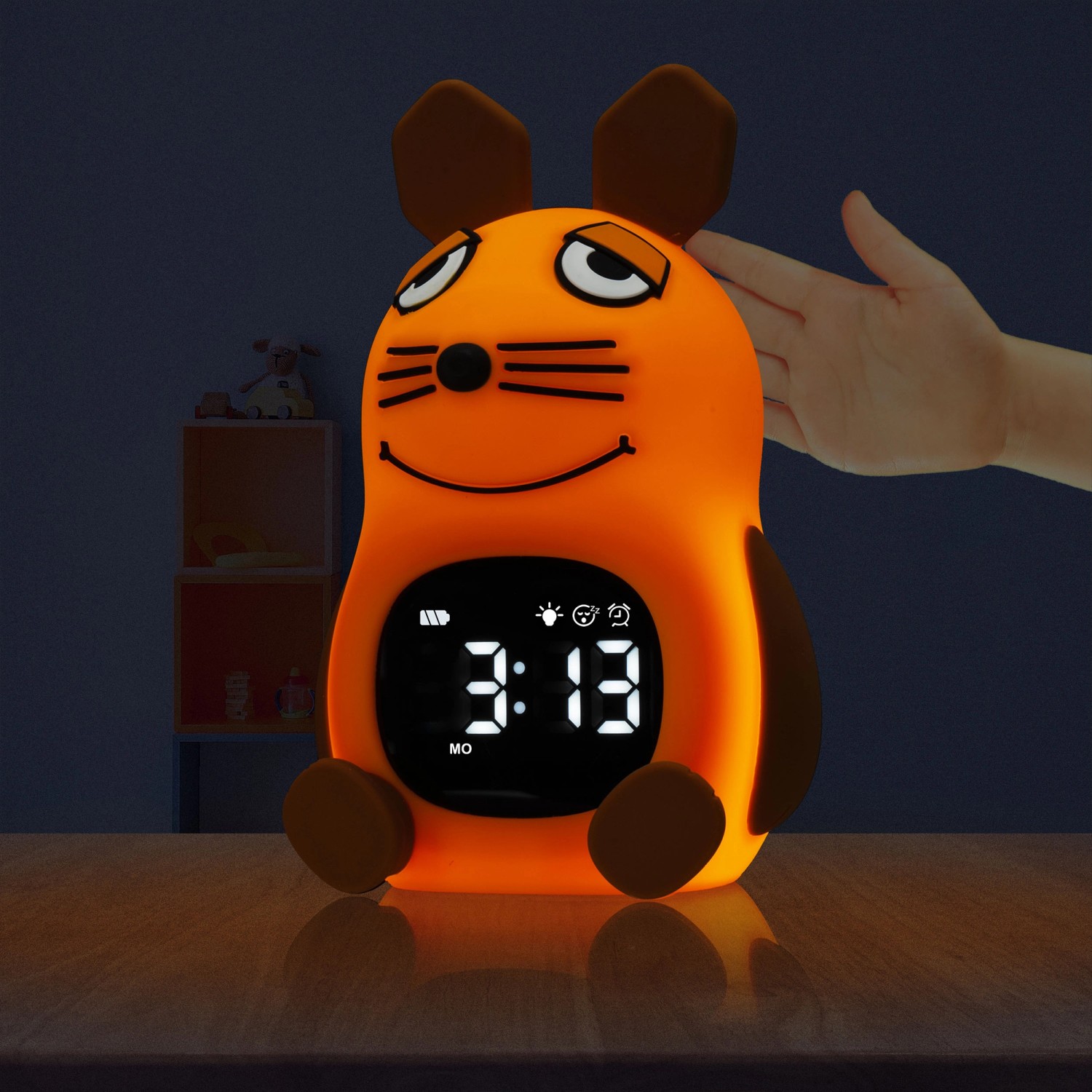 DieMaus Lichtwecker für Kinder im Maus-Design, orange, mit digitaler Anzeige und Hand im Hintergrund.