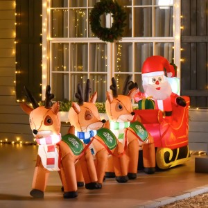 Aufblasbarer Weihnachtsmann auf rotem Schlitten mit drei Rentieren, beleuchtet. Festliche Weihnachtsdekoration.