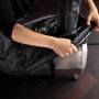 Ooni Karu 12 Transportabdeckung: Schwarze Tasche mit Tragegurten wird über einen Ooni Grillofen gezogen.