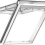 Geöffnetes, weißes Velux Klapp-Schwingfenster GPU FK06 0066, 66x118 cm. Dachfenster mit Kunststoffrahmen.