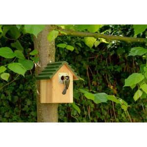 CJ Nistkasten Vail am Baum mit Vogel am Einflugloch, aus FSC®-Holz.