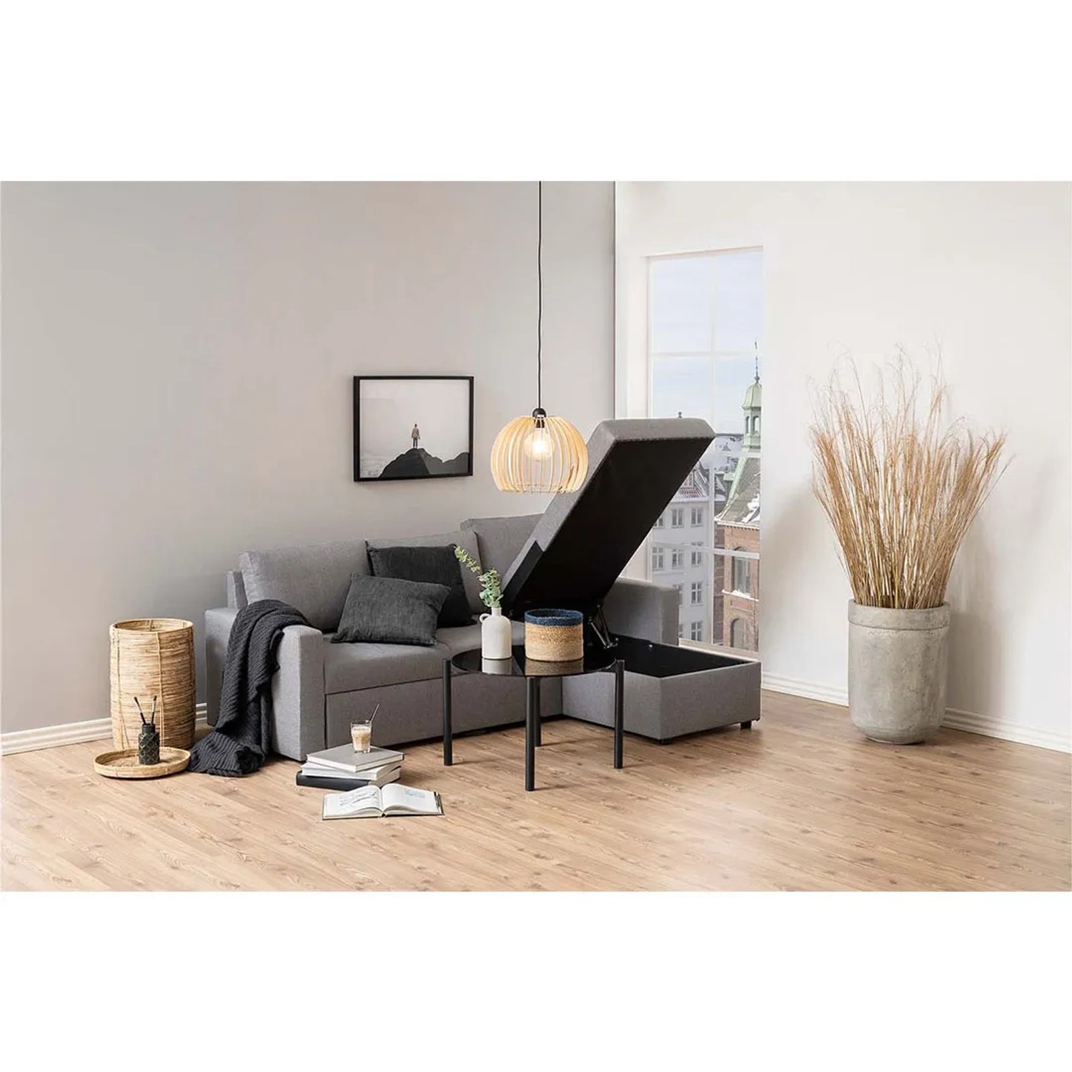 Hellgraues ebuy24 Schlafsofa mit Ottomane, Auszug und Stauraum offen.