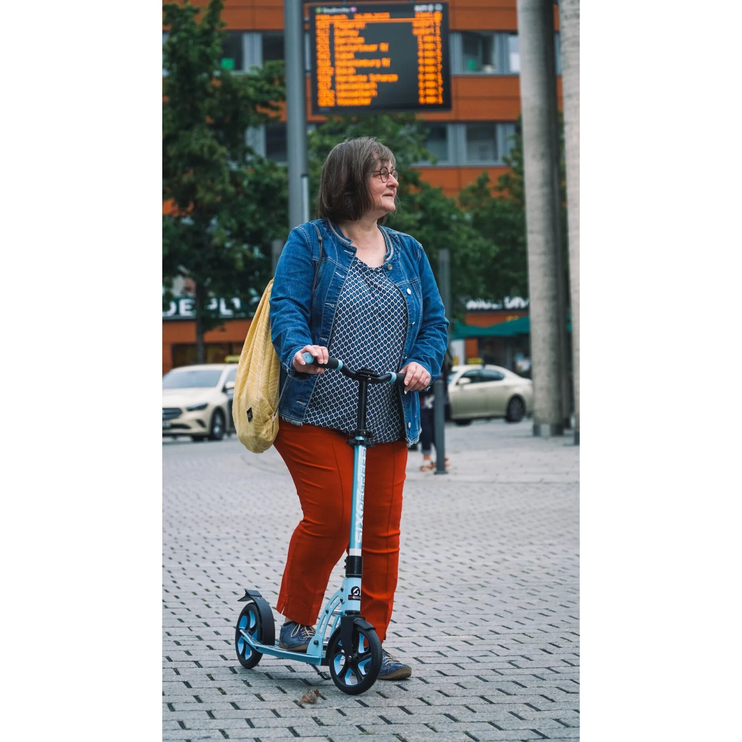 Hellblauer Six Degrees Aluminium Scooter mit Klappmechanismus für Erwachsene.