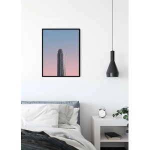 Komar Wandbild Monolith, 40x50 cm, mit Wolkenkratzer-Motiv im Schlafzimmer.