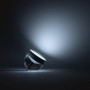 Schwarze Philips Hue Iris Tischleuchte mit Farbwechsel und 570 Lumen Lichtstärke.