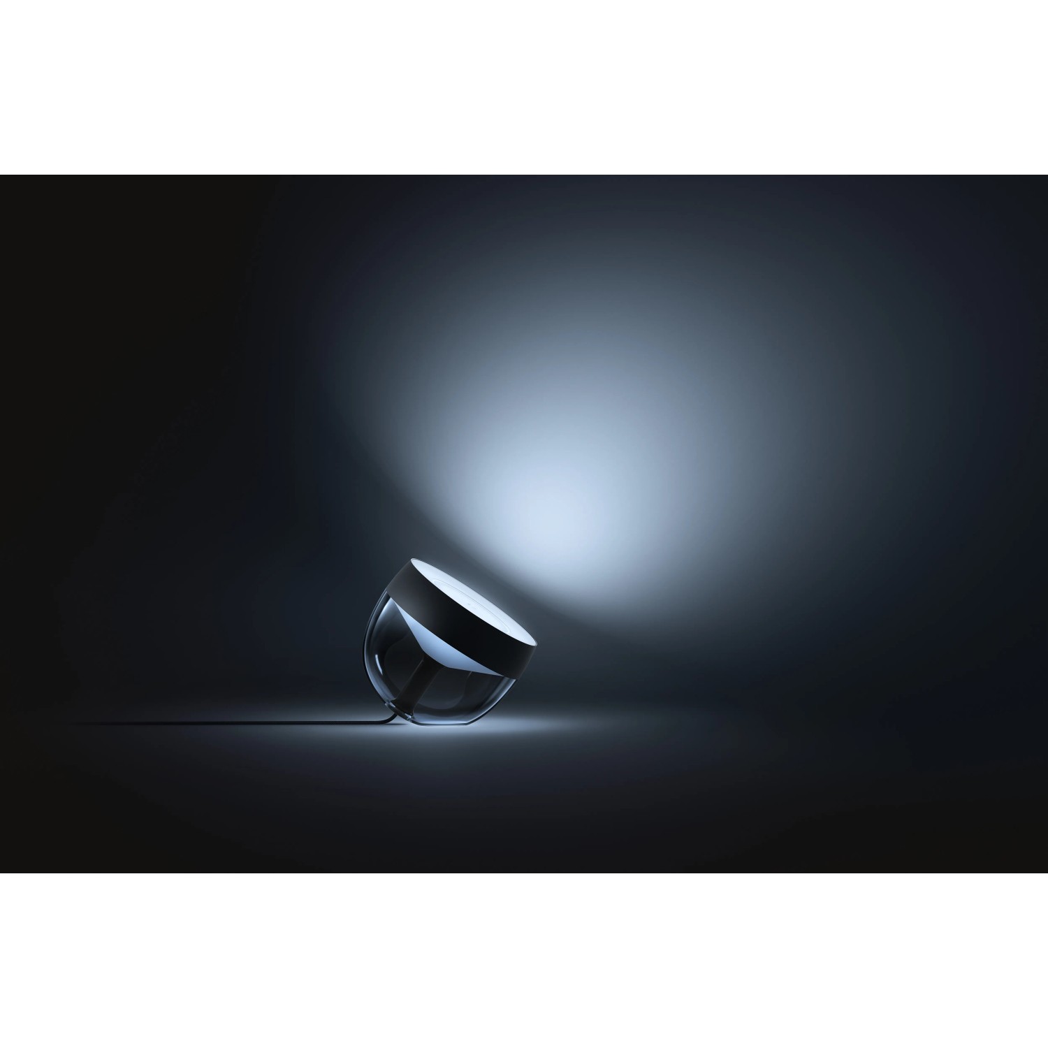 Schwarze Philips Hue Iris Tischleuchte mit Farbwechsel und 570 Lumen Lichtstärke.