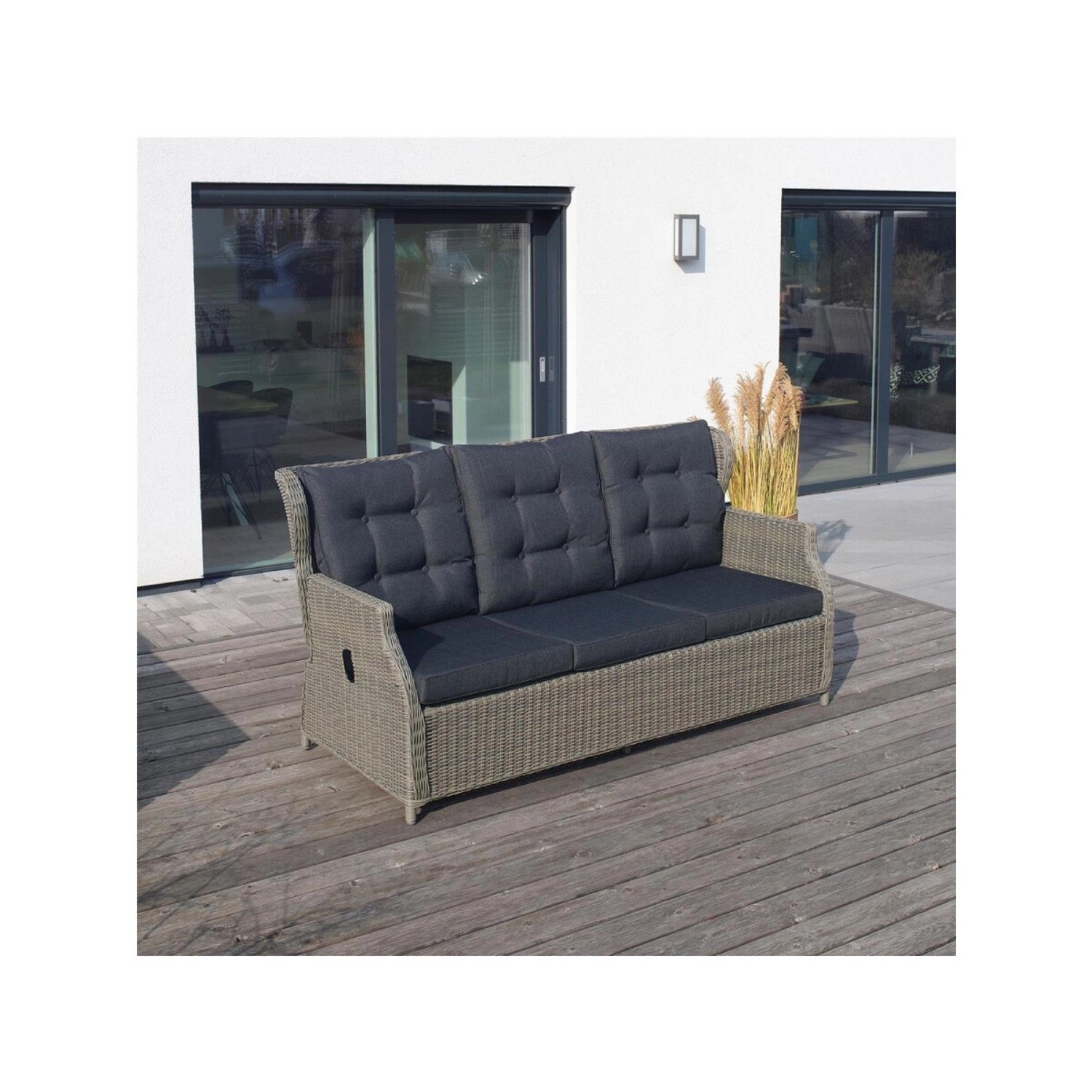 Green Spirit Garten Sitzgruppe Bilbao, braun-graue 3-Sitzer Bank mit dunklen Polstern.