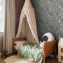 Kinderzimmer mit ESTAhome Vliestapete mit Blumen- und Vogelmuster in Blau und Grün.