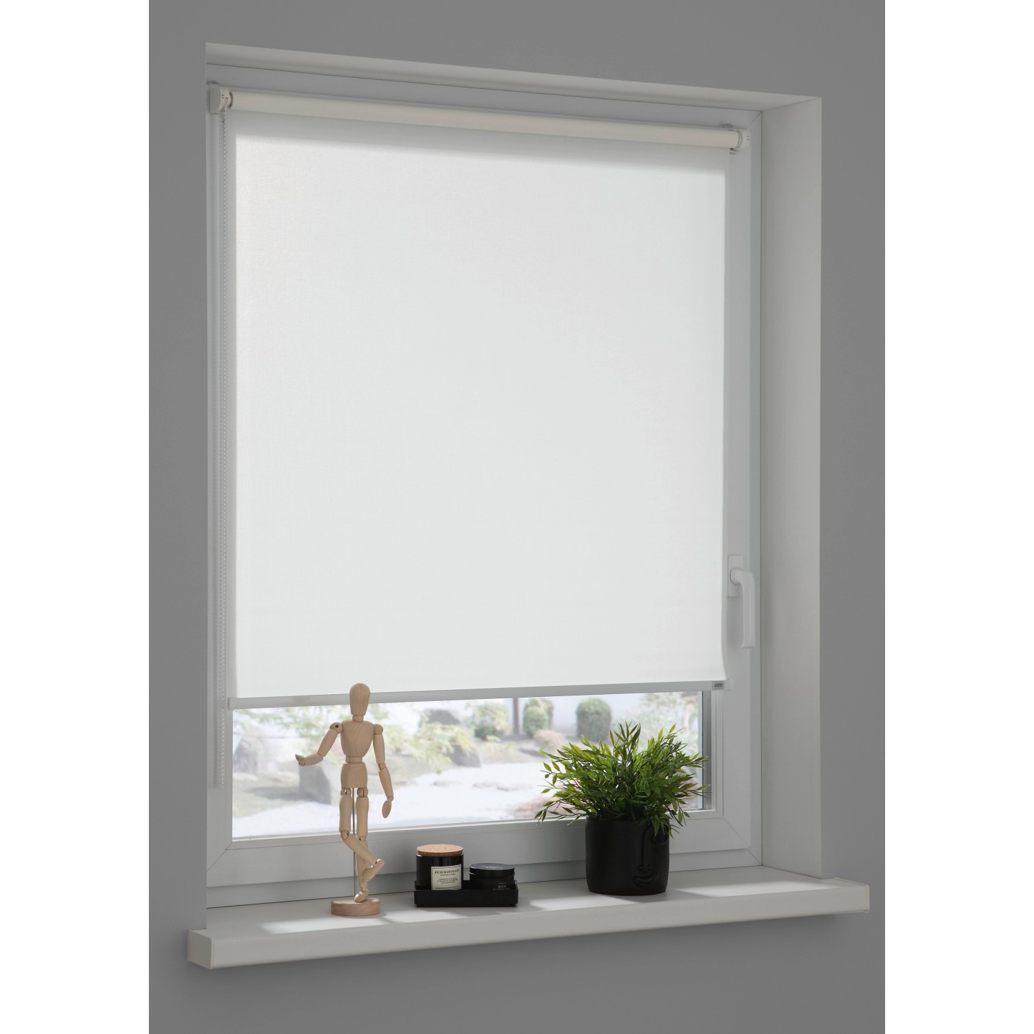 Schöner Wohnen Tageslicht-Rollo Tizia, 45x150 cm, Weiß im Fenster mit Deko.