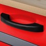 Detailaufnahme: Rote Ondis24 Werkbank Harry mit schwarzem Schubladengriff und Buchenholzplatte.