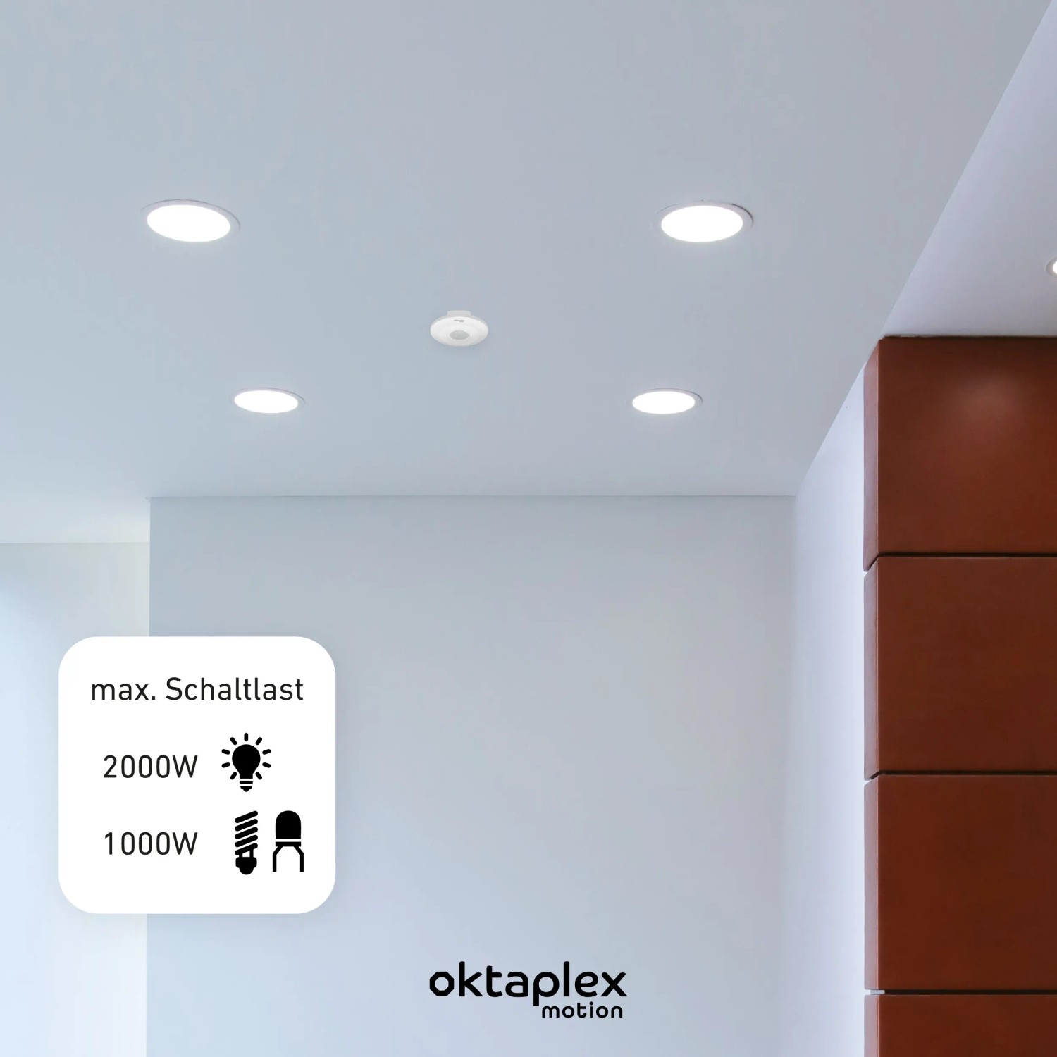 Oktaplex Ina Bewegungsmelder, weiße Decke mit Lampen und Sensor.