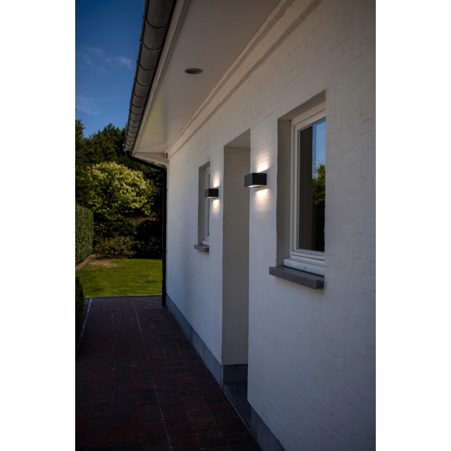 Lutec Gemini LED-Außenwandleuchte in Anthrazit an einer Hauswand.