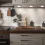 Ledvance Smart+ WiFi Unterbauleuchte, runde LED-Leuchte in Weiß unter Küchenschrank.