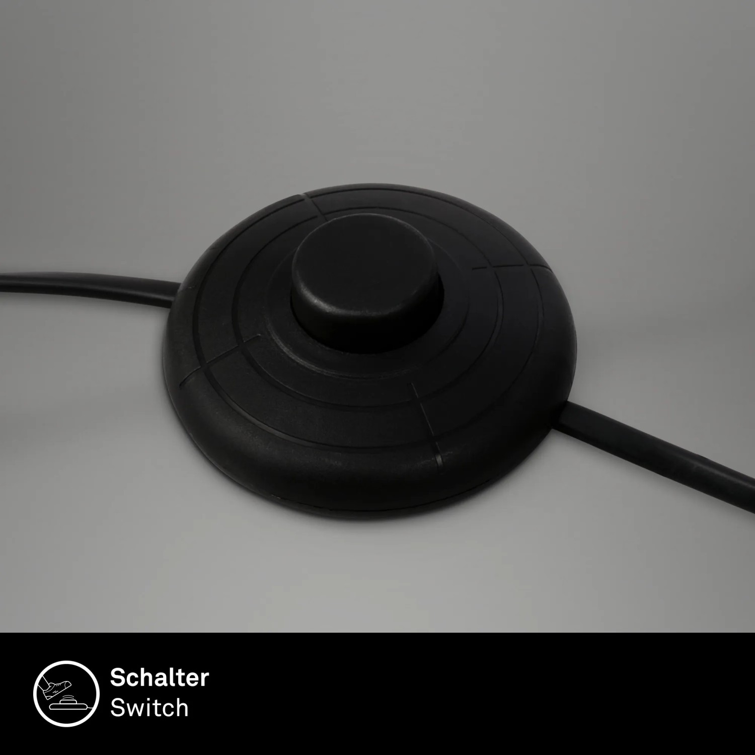 Detailaufnahme des Fußschalters der Briloner Stehleuchte Swing Nature.