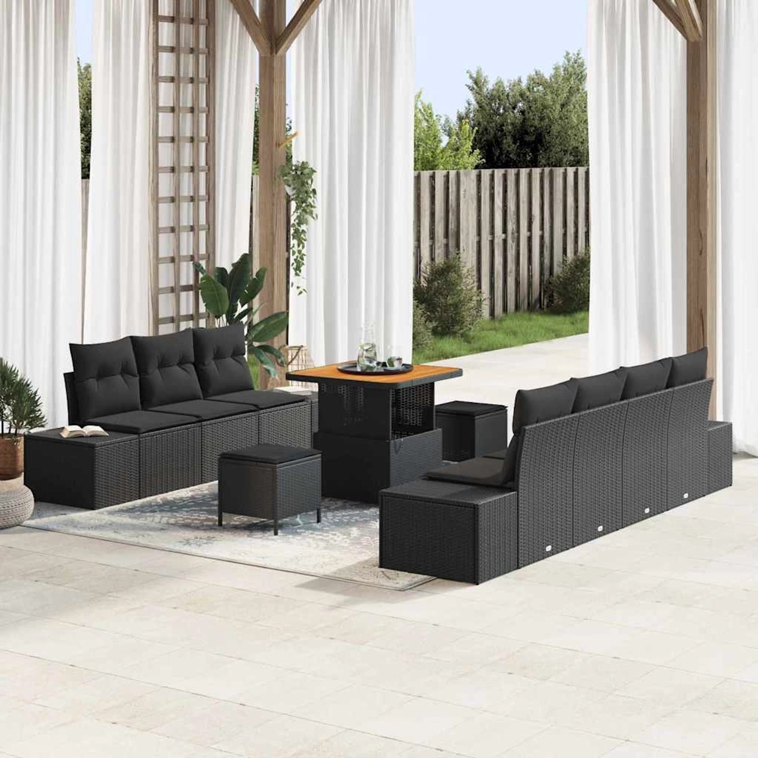Schwarzes 10-teiliges vidaXL Garten-Sofa-Set aus Poly Rattan mit Tisch und Kissen.