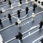 Detailansicht Cougar Worldcup Premium Pro Fußballtisch: Spielfeld mit schwarz-weißen Figuren.
