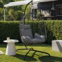 Grauer Rattan Hängesessel mit schwarzem Gestell und weichen Kissen im Garten. Klappbarer Hängekorb für Outdoor & Indoor.