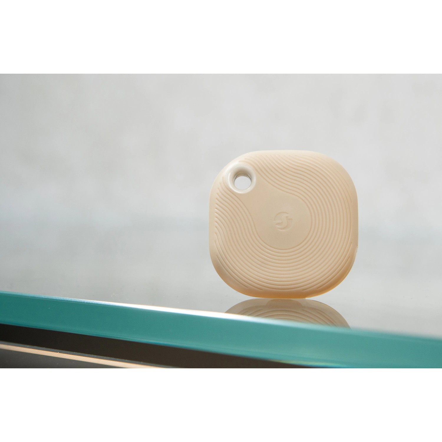 Beiger Shelly Bluetooth-Taster Blu Button Tough zur Hausautomation, stoßfest und wasserdicht.