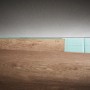 Verlegung von Laminatboden mit Trittschalldämmung. Werkzeug zum Einpassen von Laminat sichtbar.