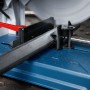 Bosch Professional GCD 18V-355 Metalltrennsäge beim Schneiden eines Metallprofils.