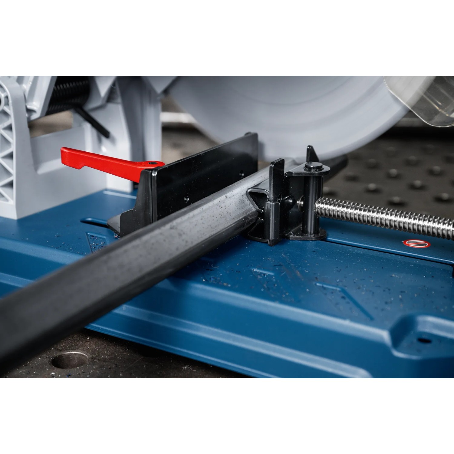Bosch Professional GCD 18V-355 Metalltrennsäge beim Schneiden eines Metallprofils.