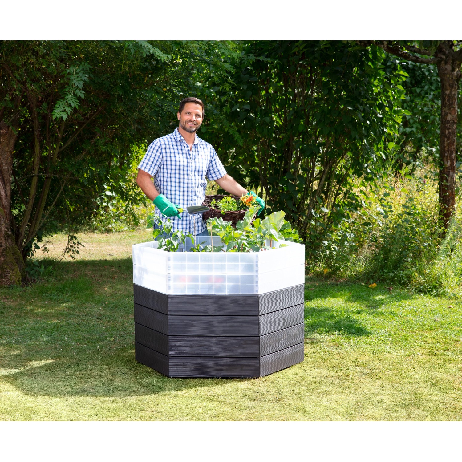 Garantia Hochbeet Ergo Turbo L 75 Wood mit Mann beim Bepflanzen im Garten.