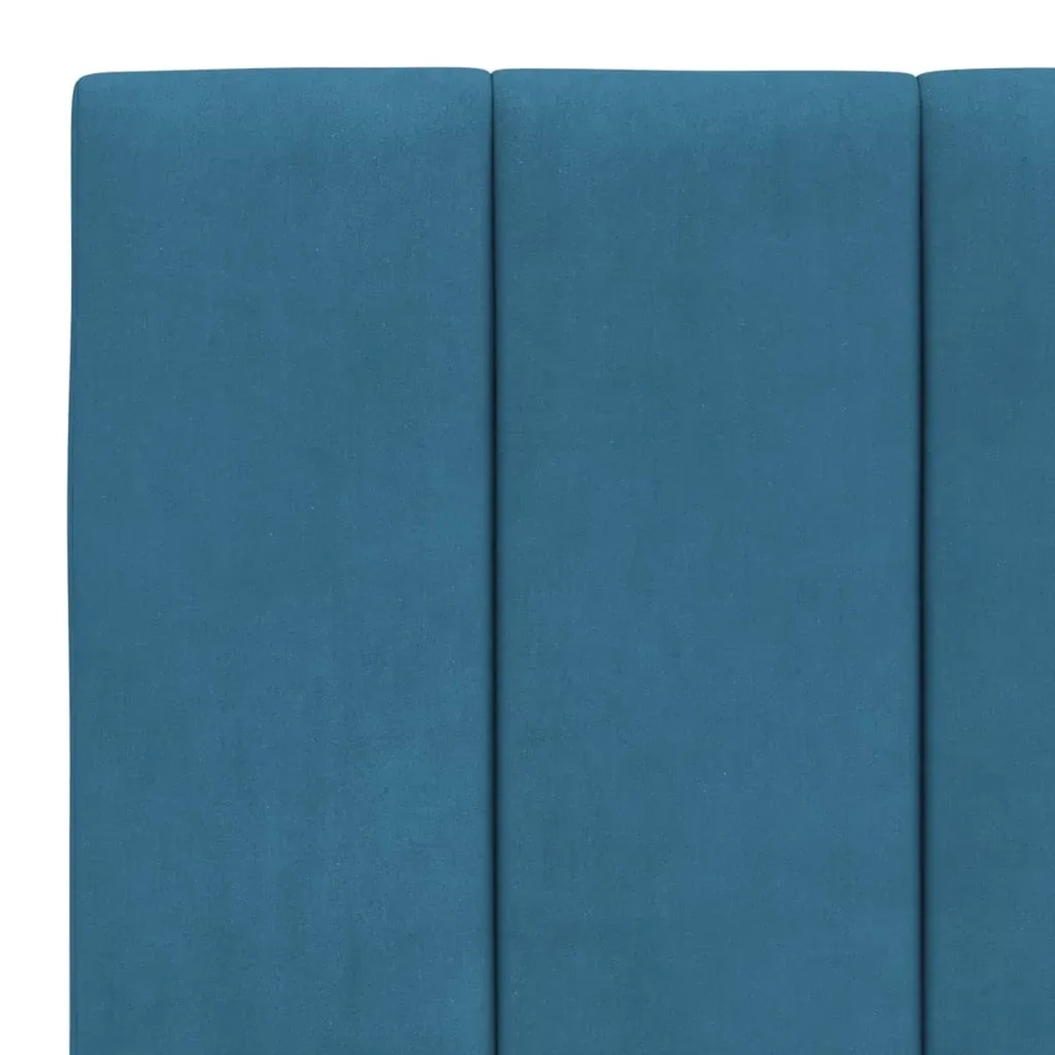 Blaues Samt Bett mit Matratze, gestepptes Kopfteil Detail.