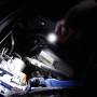 Mini Power Pack mit LED-Leuchte im Einsatz im Motorraum eines Autos.