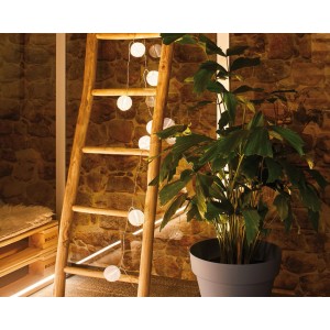 Paulmann Outdoor Lichterkette Mobile Lampion, weiße Kugel-Lampions an Holzleiter.