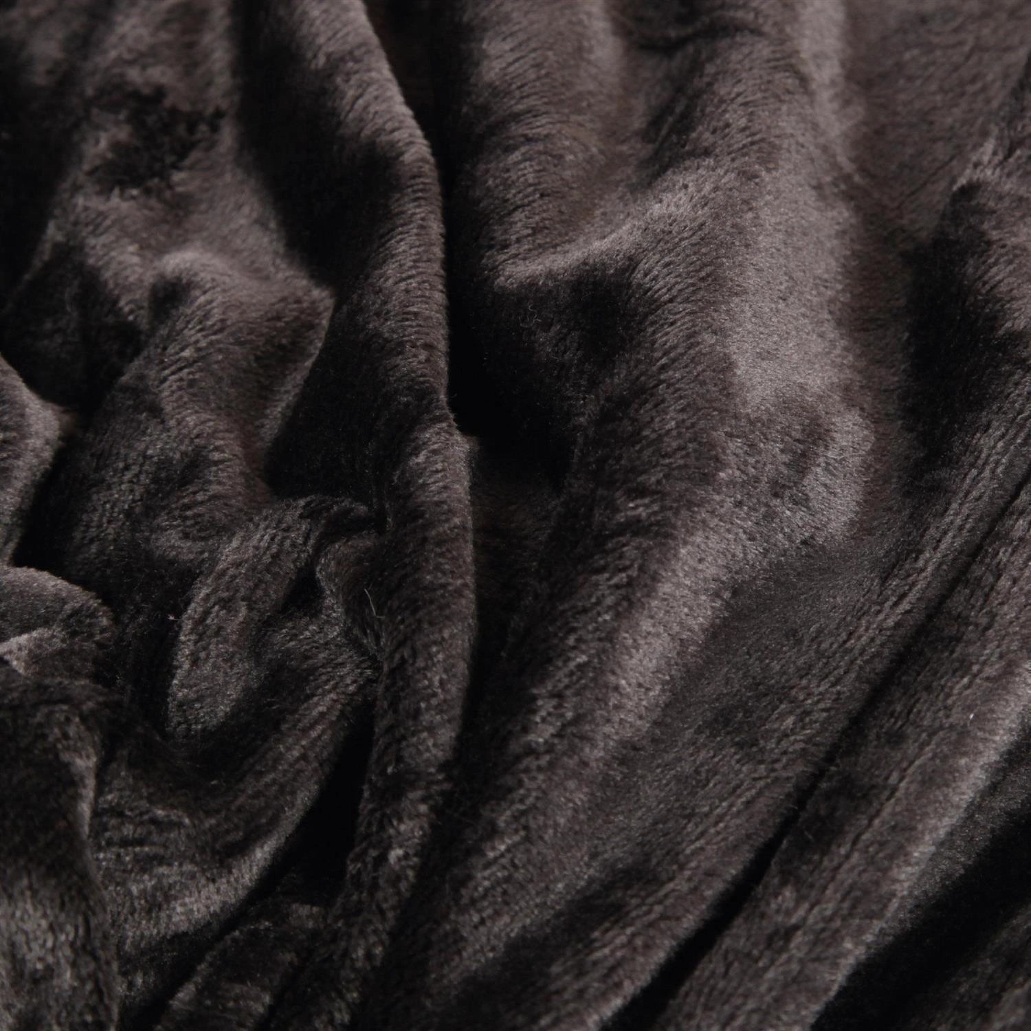 Nahaufnahme: Bestlivings Kuscheldecke Celina, schwarz, 220x240 cm. Weiche Textur.