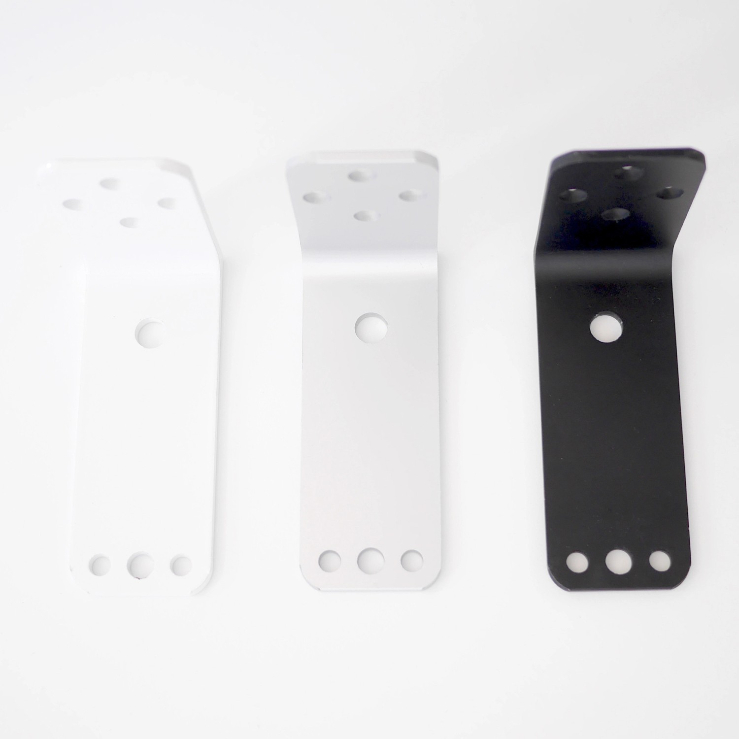 Wandhalterung in Schwarz, Silber und Weiß für VASNER Teras X20 Terrassenheizstrahler.