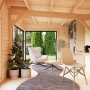 Innenansicht: Hellgraues Palmako Holz-Gartenhaus mit Pultdach als Wohnraum mit Möbeln und Pflanzen.